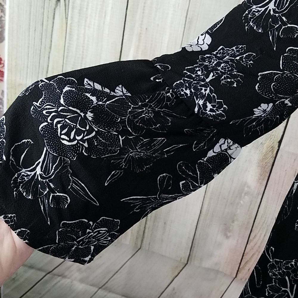 Floral black and white flowy maternity dress - Picture 2 of 6